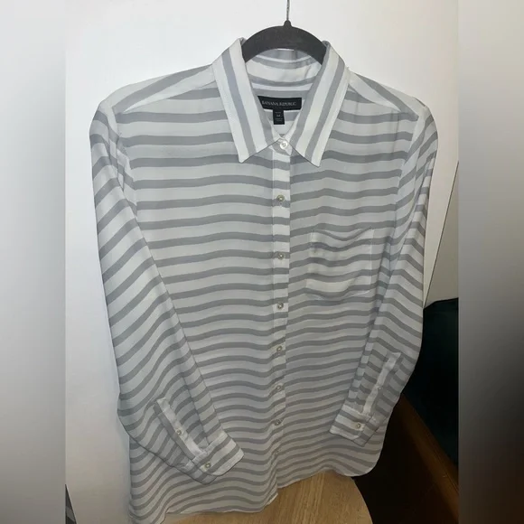 Petite 🍌 Banana Republic Button Down - Picture 3 of 13